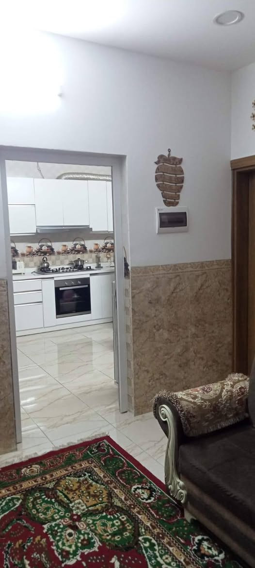 بيت للأيجار في أربيل منطقة 5 حساروك خلف ماجدي مول 4غرف وصالة ومطبخ وهول وكراج .البيت نظام دكتات موزعه على جميع الفرف ومزود ب مبردة كبيرة وسبلت ومراوح سقفيه وسخان وماطور ماء و خط انترنت فعال مع الراوتر والمطبخ مزود بكاونتر كامل وغسالة صحون... الأيجار 500 ألف للأتصال *********** وات ساب
