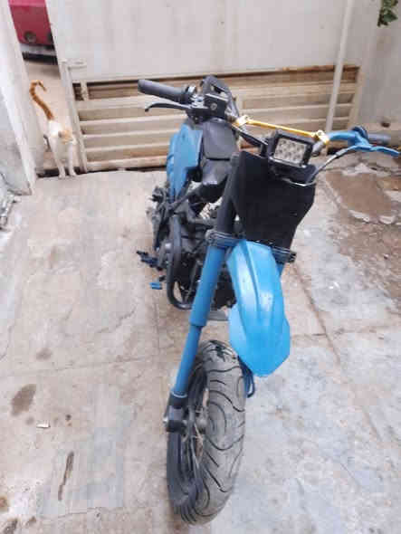 السلام عليكم دراجه قفاز حجم وسط موصفات 👇
لايت امامي 

مكينه بسعه 110cc سرعه 75

كلج + كير اربع نمر 

تايرات مابيهن شي 

خزان بانزين 3.5 لتر اقتصادي 

دراجه شغاله + شتغيل هندر 

تحمل شخصين
العنوان بغداد البنوك  الاستفسار *********** وتساب
