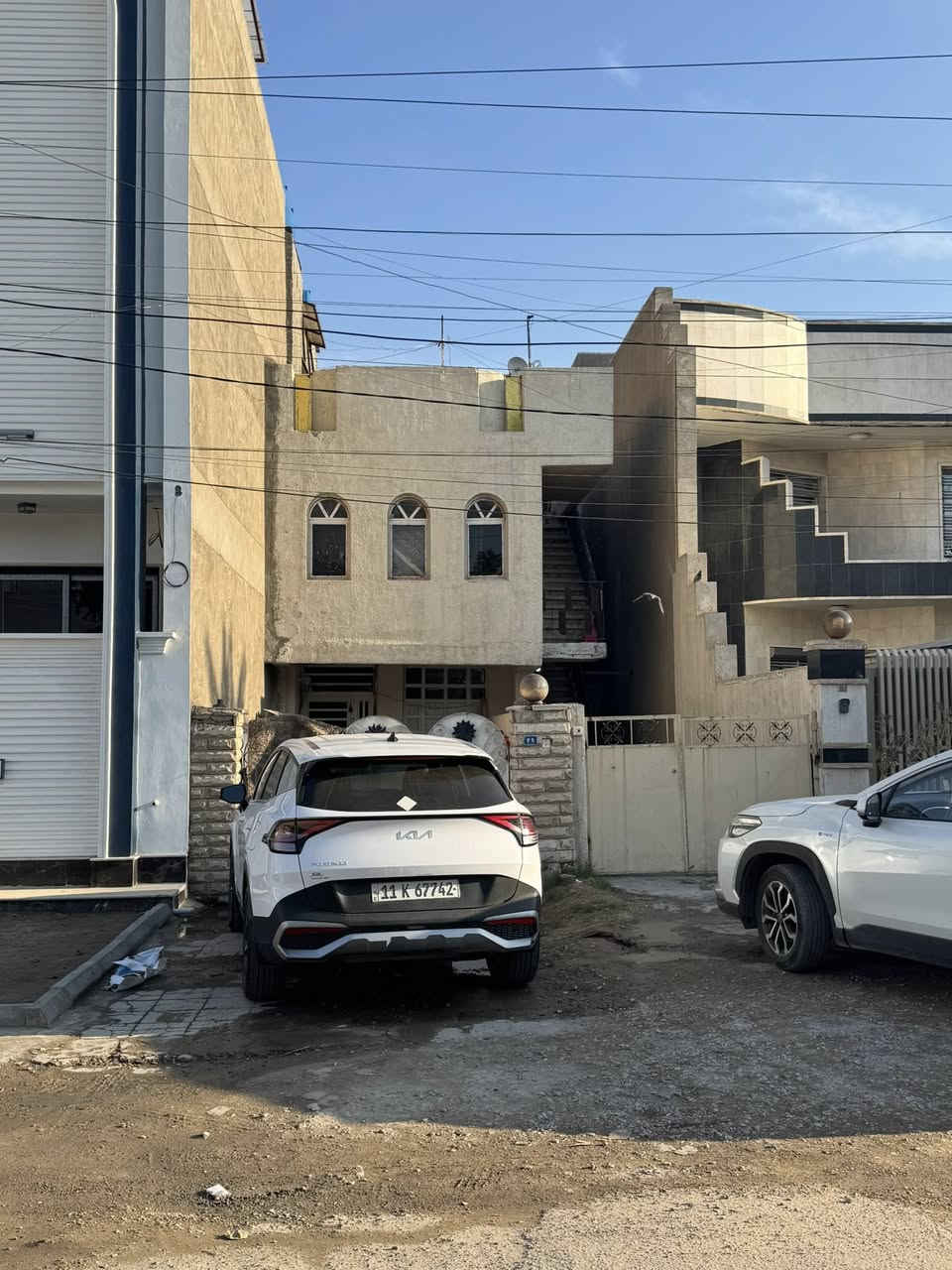 السلام عليكم
➖وحدتين سكنيه للبيع بسعر الارض في شارع فلسطين  :-  
▪️المساحة : 195 م الواجهه :6,5 م    النزال : 30 م   
▪️محله :  510 موقع ممتاز جدا وشارع نافذ 
                           للاستفسار : 
                           ***********
                          *********** 
عنوان المكتب //  تقاطع النخله قرب مطعم قدوري مكتب الرحمن ّ
