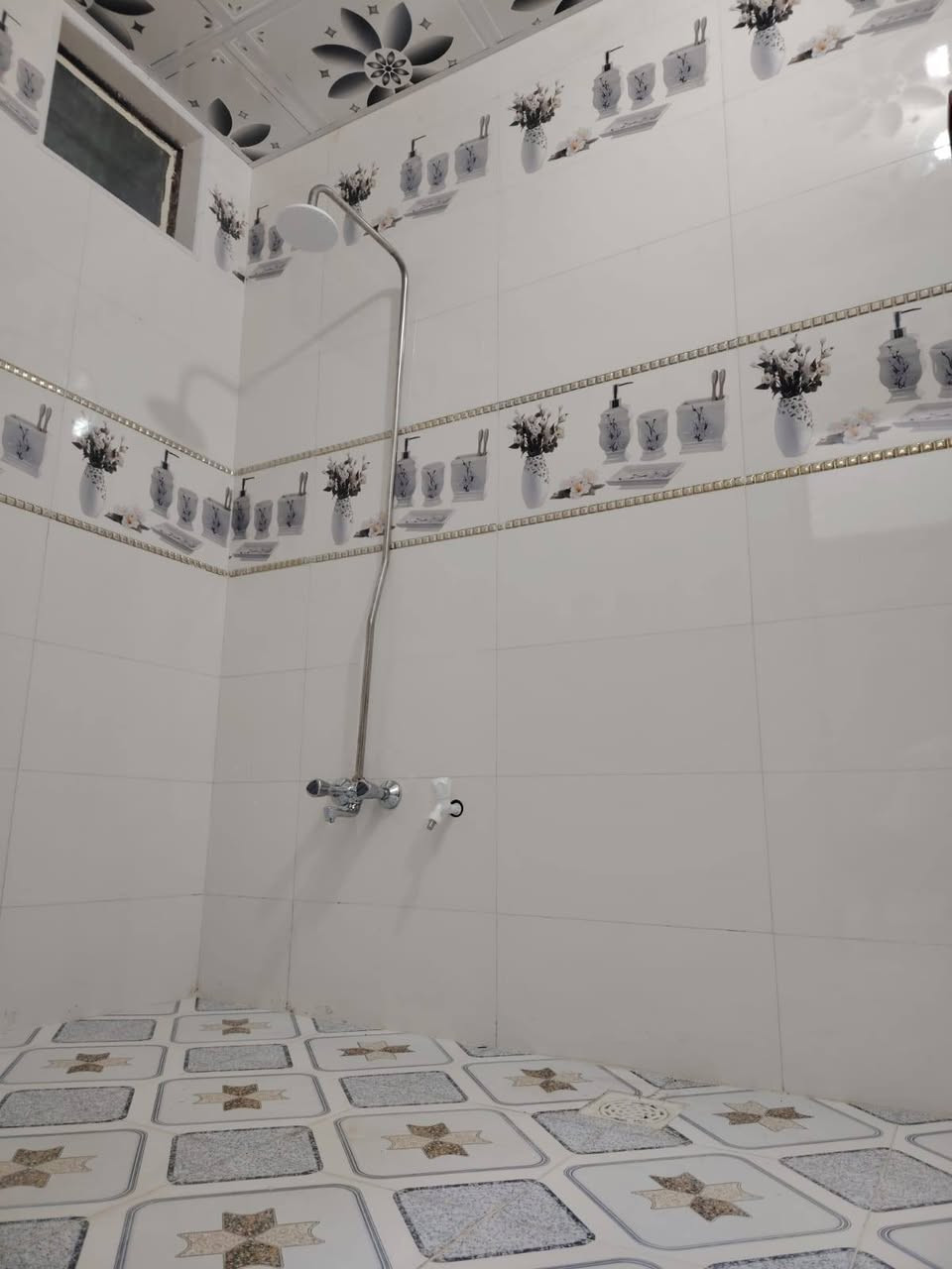 يا الله سلام عليكم بيت البيع مساحه 100 طابو زراعي البناه طابوك صب فوك وجوه جديد مامسكون العنوان عباسيه قرب رواي سعر 45وبي مجال***********
