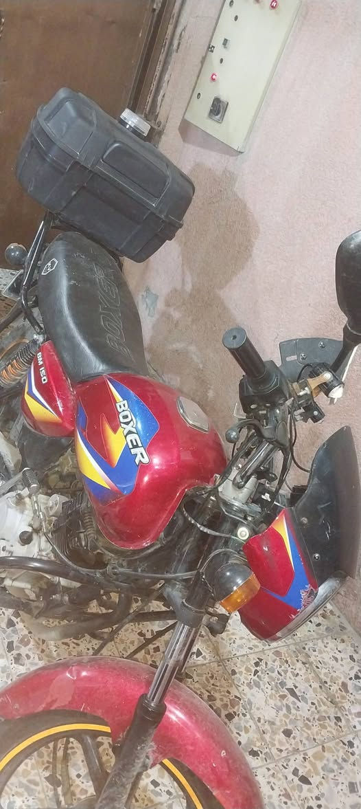 السلام عليكم عندي هذا الدراجه بوكسر للبيع موديل 20 رايدها مليون 400
 وهذا رقم تلفوني مكانها بغداد الشعله باسمي ***********

