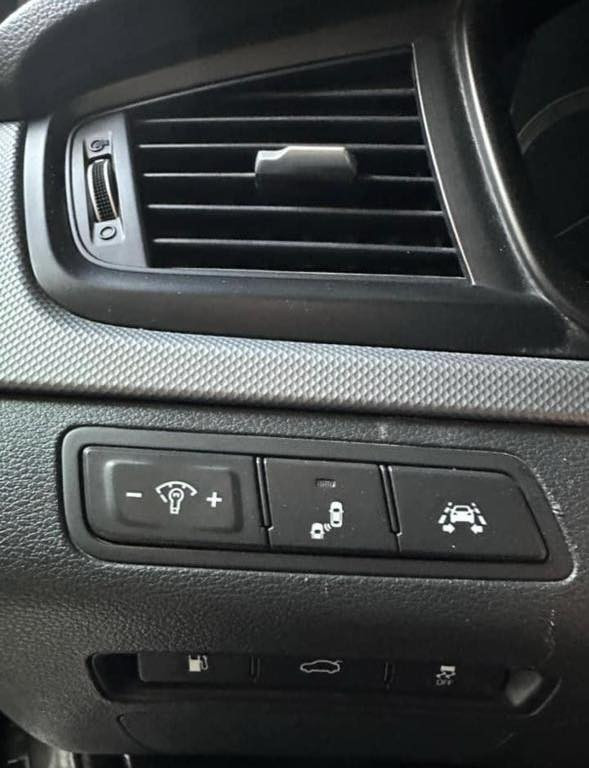 سياره سوناتا للبيع
المديل : 2018 ( امريكي )

الرقم : سليمانيه الجديد ( بأسمي )
سنويه : صالحه الى 2027
ماشيه : 64الف ميل 
المواصفات :
بصمه 
محرك 2400 GDI
تدفئة كشنات 
شاشه كبيره 
تحكم ستيرن 
اشاير بالمري 
رادار امامي 
رادار خلفي 
تبريد بيانو ( شاشه )
تبريد امامي و خلفي 
كشنات كهرباء+كشناتها بعدها جديده لوك
هاند بريك ( بصمه )
٣ وضعيات قياده 
تايرات و دسكات مبدل جديد 
السياره ممفتوح بيها شي بعدها عله وضعيه الشركه 
الحادث : الجاملغ الخلفي مع نصف الصندوق الحادث خفيف مواصل للرادار 
و طخه بالدعاميه الاماميه و هنا بالعراق صار بيها طخه بالجاملغ اليسره طاك بيها ايرباك ستيرن فقط  . موضح بالصور الحادث مع الطخه الباقي كله مكفول لغد شواصي 
السعر :145 وبيها مجال  
للأتصال : ***********
