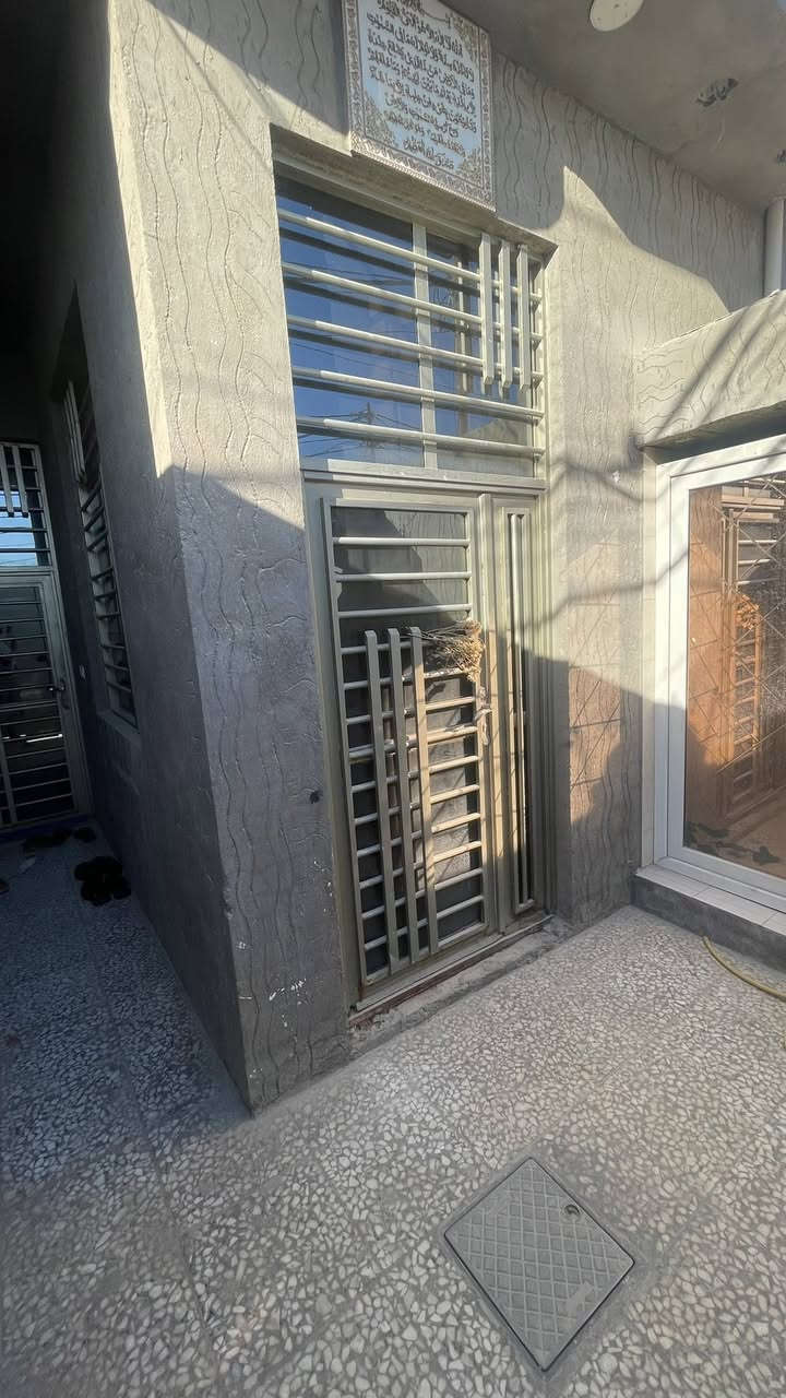 السلام عليكم دار للبيت 100 متر يحتوي على طارمة صغيره وصحيات خارجيه واستقبال وصاله مفتوحه على المطبخ ومطبخ حار ومنور خلفي والطابق الثاني يحتوي على غرفه وصاله صغيره مع تأسيس غرفتين وحده سويت وحده عاديه وبي منظومة كامرات ومنظومة غاز دفن 
موقع الدار مقابل شارع السبيس شارع مدرية در النجف بداية الشارع 
الدار سند 25 مشمول بالتطويب
***********
