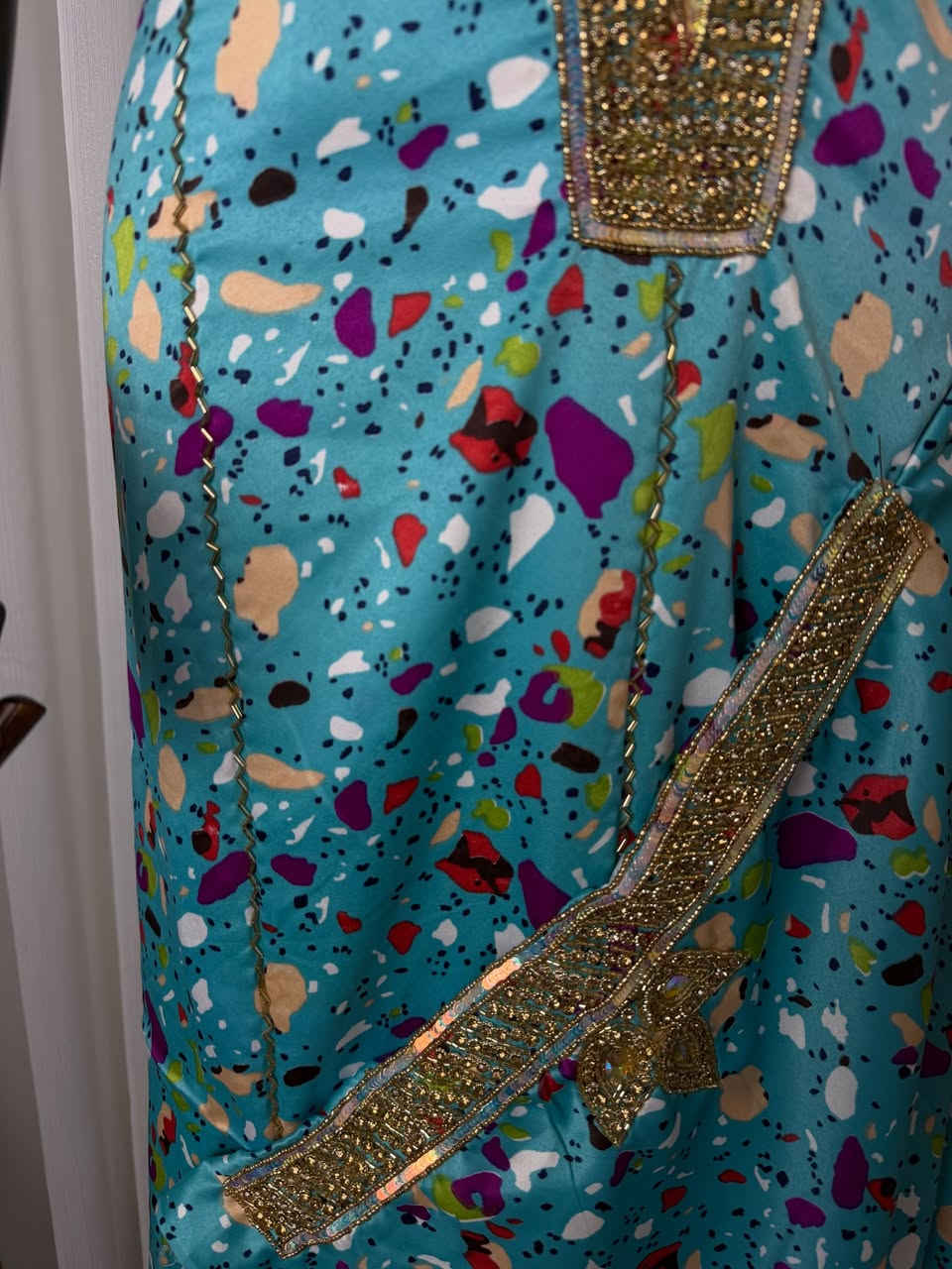 من مسقط الى العراق حصرا 
مخور حرير ايطالي شك يدوي مطرز بالبلك والنمنم كلش ثقيل
طول القطعه ٣ مترات ونص مشغول بالردن ايضا 
باقي القطع داخل الصفحة


**إذا كنت صاحب هذا الإعلان وتريد حذفه لأي سبب، رجاءا أرسل رسالة إلى الدعم الفني**