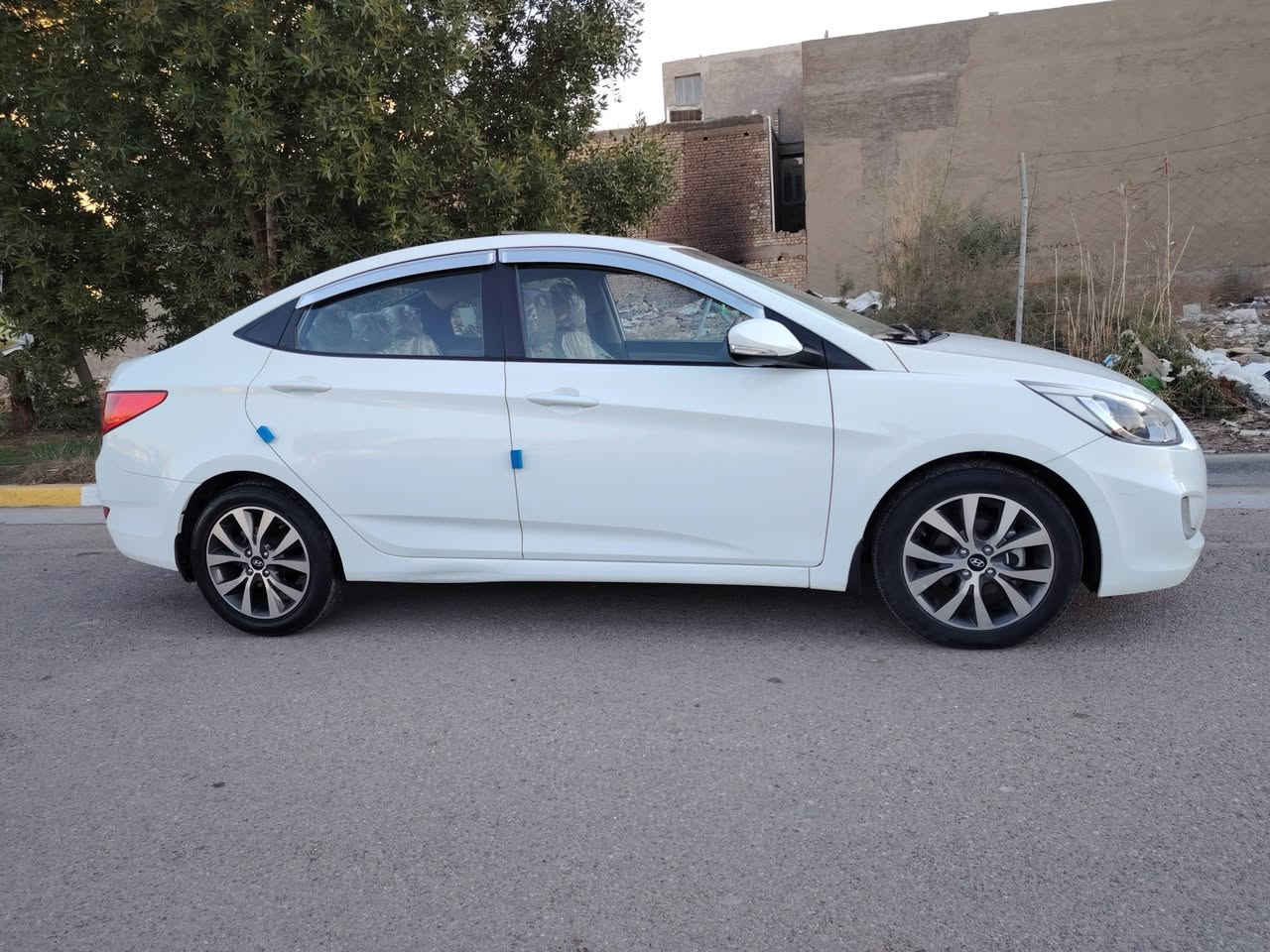 اكسنت 2016 خليجيه بغداد.
استلام شركه على ايدينا.كفاله عامه.
السياره بدون صبغ بدون تبديل بدون فتح حتى الدعاميات كفاله
فول موصفات مال خليجي بلو. 
ماشيه 39 الف.
محرك 1600 دوش.
فتحة سلايد.
ويل كب. 5
اربعه دسك. 
شاشه ايباد وكامره دواره. 
اشاير بل المري. 
سبير على شدة الشركه منازل. 
محرك كير تبريد شرط برغي ممفتوح بيهن تجي تفحص سونر وين ميعجبك 
باسمي. 
مكاني بغداد الكرخ حي الاعلام. 
اخوان بس للجناي الي يدور جديد
للبيع فقط الشراي يتصل 
.. ***********..
