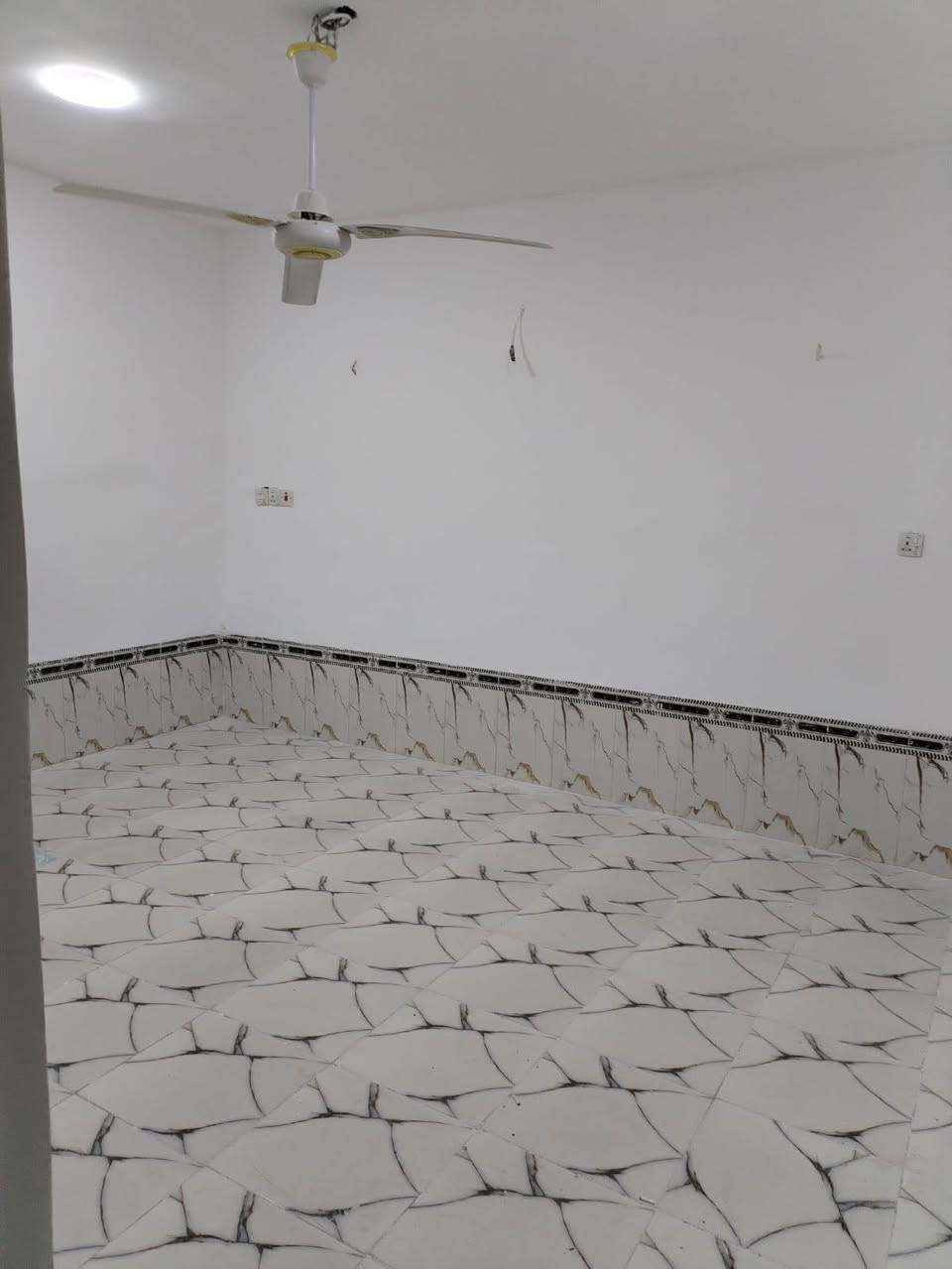 مشتمل الطابق ثاني للايجار معمر جديد يعني العمال هسه طالعين منه في منطقه حي النصر الاطباء قرب مركز منظمه الهلال الاحمر  السعر ٣٥٠  لتواصل والاستفسار  على هذا الرقم ***********
