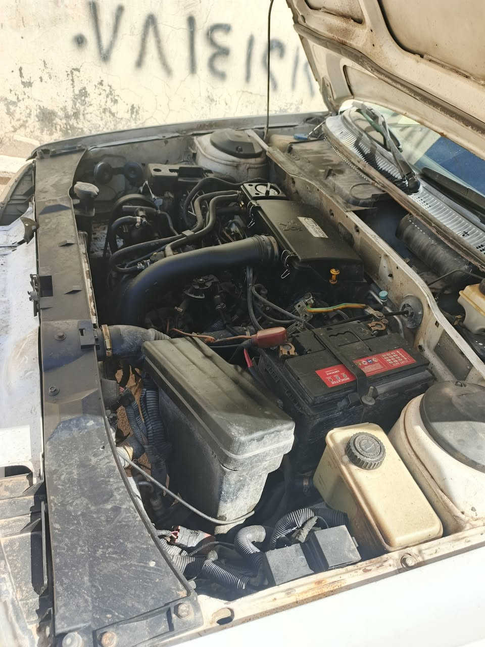 بيجو ٤٠٥ للبيع موديل ١٢ سيارة نظيفه وحلوه احله من الصوره السنويه الحد 2028 
 بس المحرك بي صوت السعر ٢٧ وبيه مجال قليل نحف حي النداء الرقم ***********  اتصال  وبيك خير وتدلل
