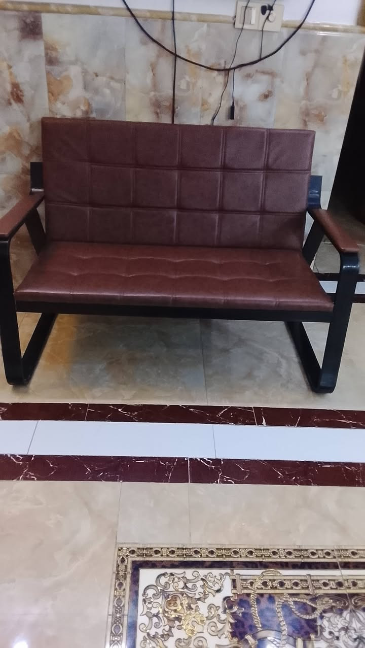 السلام عليكم ميز مكتبي يفيد أهل المكاتب العقاريه وياه مقاعد جلديه ٣ سعرهم ٢٦٠ رقم الهاتف ***********
