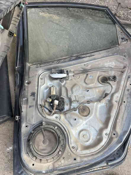 السلام عليكم زوج بوب خلفيه للبيع الباب كامل ماطور وبطانه وجامع كامل للاستفسار ***********
