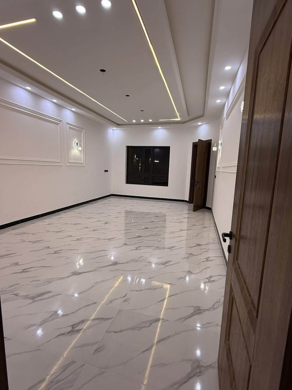 بيت 🏠
300 متر 
تكريت القادسيه حي الجامعه (خلف الاسرى مول)
شغل درجه اولى 
سحب مغربي واجهه حجر 
صحيات دفن 
للتواصل 

***********
