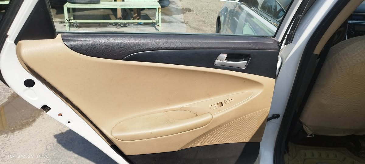 سوناتا موديل 2014 خليجي
مكفولة من الضربه والصبغ والتبديل 
ماشية ١٤٠ الف 
مواصفات /
محرك 2400 
حساسات 
.تحكمات كامل
 .كشنات جلد.
كشنات تدفئه تبريد اماميه خلفيه.
قطعتين تبريد
.ثلاجه بالجكمنجه.
شفتات سرعه .
واكو مواصفات بعد معروفه رقم اربيل .
باسم شركه.
مكانها .ديوانيه مركز 
***********/واتساب متوفر .
