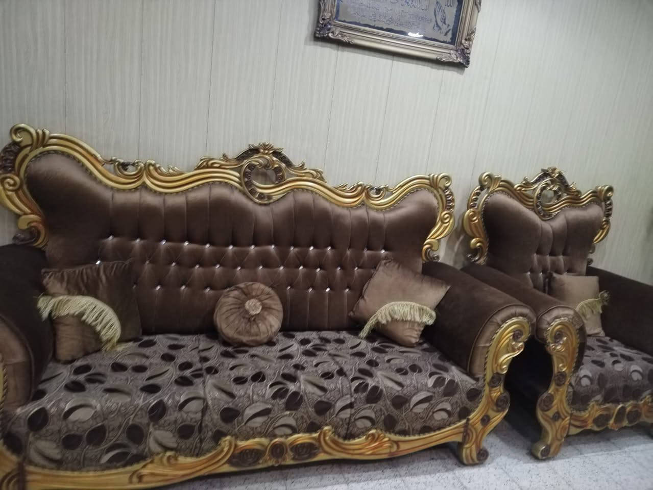 طخم رئاسي عدد10 مقاعد جديد استعمال قليل مع ميز وسطي زجاجي و2 طبلات ..
بسعر 350 وبي مجال العنوان السيدية 
للتواصل على الرقم ***********5

