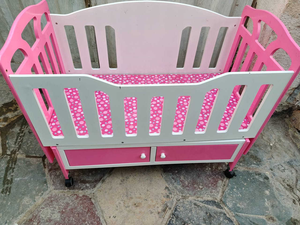 للبيع سرير طفل +كاروك  مستخدم شهر والنظافة كدامكم السعر 75 وبيه مجال للتواصل ***********3
