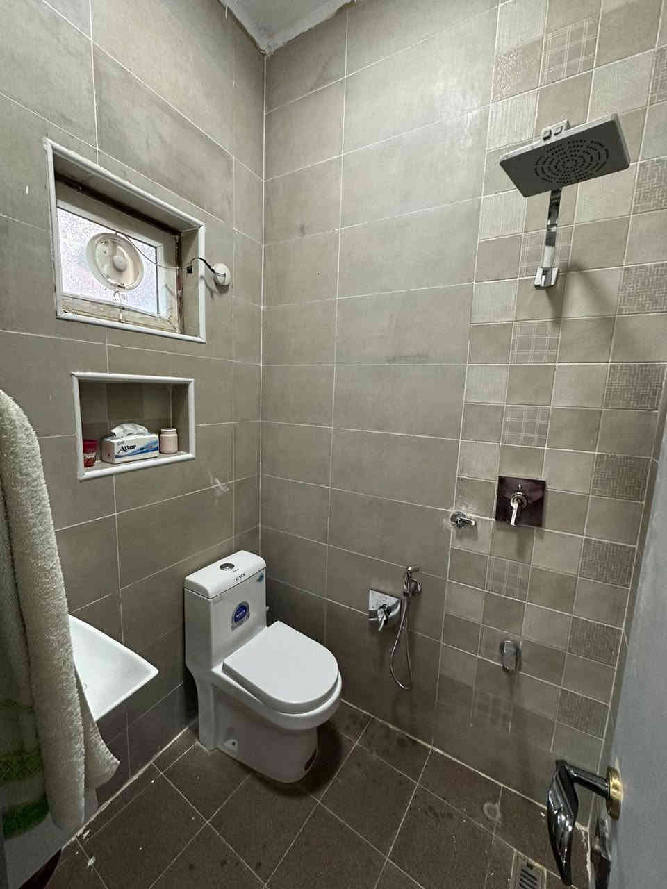 دار للبيع 250متر 
بابل حي الجزائر خلف مستشفى الحياه 
طابو زراعي سند 25 
طابقين 
يحتوي الطابق الاول  
غرف نوم عدد 1
استقبال 
هول 
مطبخ +مجموعه صحيه معزوله 
****الطابق الثاني 
غرف نوم عدد 3 (سويت )
هول 
مجموعه صحيه 
كراج +حديقه كبيره 
عرض الشارع 10م 
بناء عام 2024
السعر ٢٧٠ مليون قابل للتفاوض 
للاستفسار الاتصال 
***********
***********
مكتب عقارات أبراج بابل 
عنوان المكتب بابل حي الجزائر مقابل الجسر الدولي
