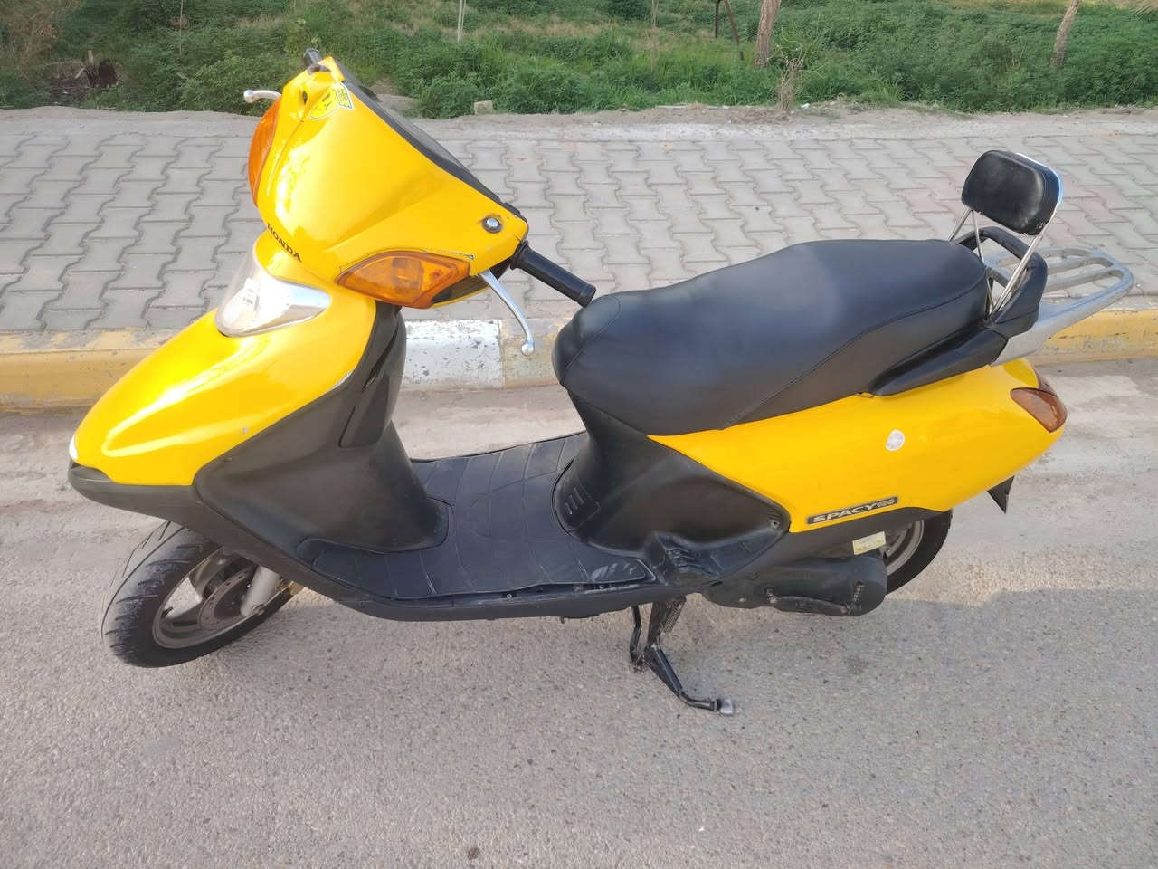 السلام عليكم اسبيسي ياباني لبيع كفرات اصليه يابانني كهربايات كله شغاله سلف هندر دراجه كامله شلعه معدل فول قفل جنطه قفل ستيرن كله شغال اي نقص عنوان كوت لستفسار الاتصال عله ***********
