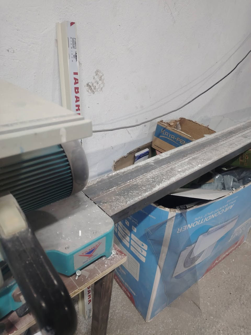 كتر ألمنيوم يلمز نضيف مع دواكير اثنين 
وميز كتر تسكام
مكانه كربلاء طوريج
للأستفسار ***********
