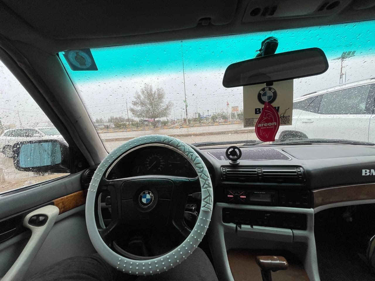 السلام عليكم 
BMW730V8اصل وفصل سنويه وبليته 
موديل 1993وارد يابان مكفوله من الكص والعيب الشرعي رقم انبار بسمي مداور شوكت ماتريد
 والضربه لون بيذنجاني بس جارد 
حداديه اماميه خلفيه جديده لوك 
تخم ويل خليه اصلي 
داخل لونين ابيضّ ورصاصي نضافه 100/75
بجم عريض دعاميه جديده وتخم لليتات جدد 
 السياره عليه ادامه كامله من منضومه البانزين وحجر احتراق وبلكات  اصليه ومجاول ومنضومه ماء جديده كله جديد واصلي 
نواقص السياره تبريد والصبغ جارد فقط 
السعر 48 وبيه مجال بيع أو مراوس حسب القناعه
العنوان الديوانيه مركز 
رقم الهاتف***********

