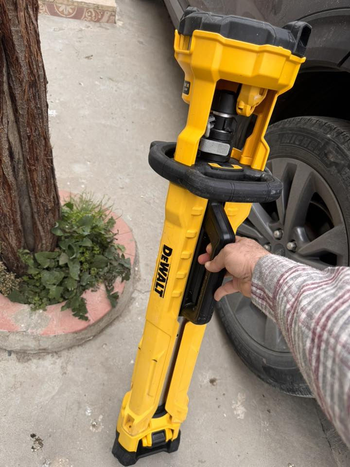 سلام عليكم اخوان 
عيد فطر مبارك وكل عام وأنتم بألف خير 
لايت ديولت DEWALT  اصلي كلش نضيف للبيع شحن 
توصيل متوفر 
*********** 📞 واتساب
