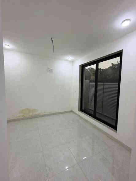 السلام عليكم دار للبيع مساحه 50م واجهه 5م نزال 10م يحتوي على استقبال ومطبخ و3 غرف نوم مكان مميز منطقه الري خلف مسبح الرافدين على شارع 15 مقابيله منتزه السعر 185وبي مجال بسيط 
للاستفسار ***********
