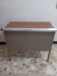 ميز مكتبي • نظيف