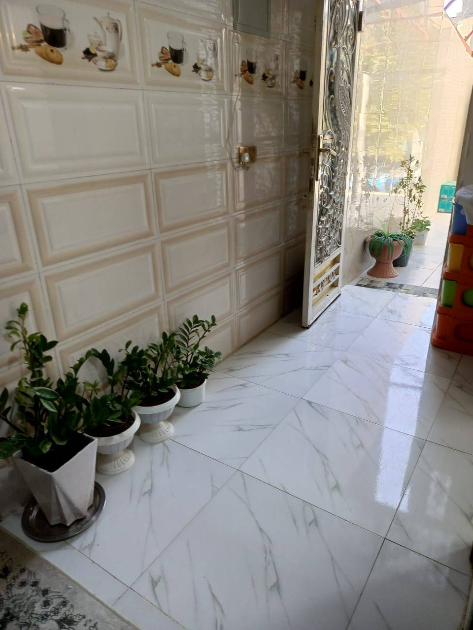 بسم الله الرحمن الرحيم
دار سكن في حي ٣٦
جهة الحكم قرب دائرة المرور
شارع ٢٠ 
المساحه / ١٥٠ متر الدار يتكون من
طابقين مسلح
الأول / غرفه واستقبال ومطبخ وصاله وصحيات داخليه وخارجيه
الثاني / ٣ غرف نوم وصاله وصحيات
وباقي التفاصيل مراجعة مكتب الاصالة للعقارات ***********
