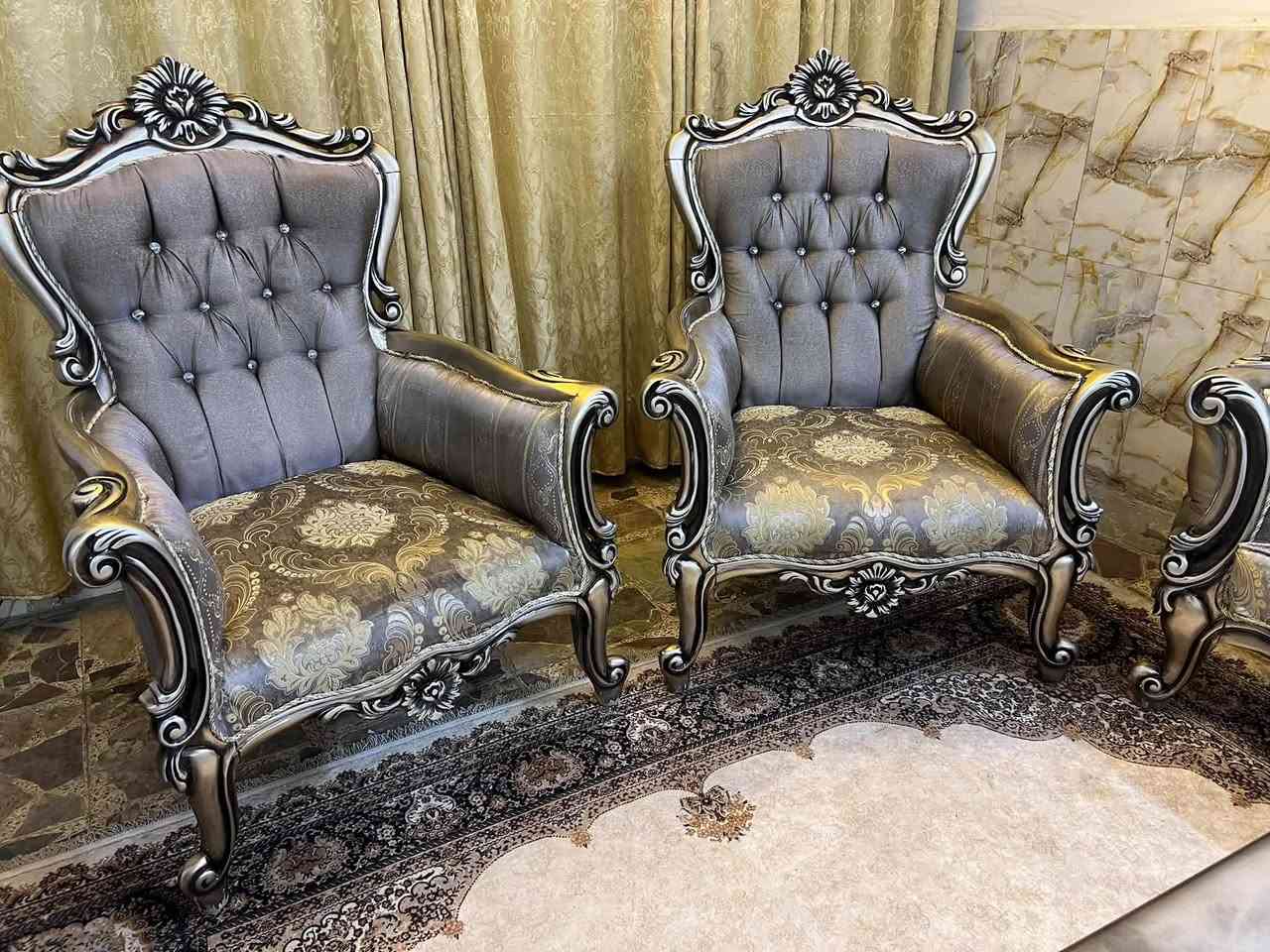 تخم تركي خشب زان عشر مقاعد مع طبله وسطيه نظيف جداً مكانه المنصور ***********@
