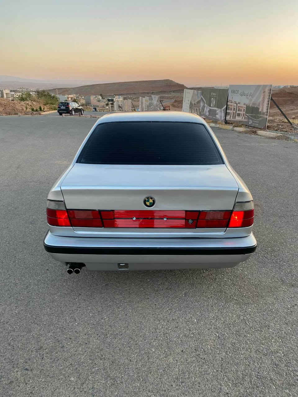 ه ره تا به ناوي خوايي گه وره
بیئم ٥٢٥ مۆدیل ١٩٩٢
ئارم پلاستک هەولیر بەشەرت
یەک ژمارەی هەلە نیە
کیرو مەکینە بەشەرت
مەکینە دەبل دجیتەلە بەشەرتی ئەوەی بوخاری نەبیت
دووجام کارەبا ئاونە کارەبا
 پەردە بیلاد
دەعم و لیدرانی نیە بەشەرتی موس و براوە
سەیارکە زۆر بەقووەتە
نرخ ٣٧وەرقە کەمیک مەجەل
***********

*********** كويسينجاك, أربيل
