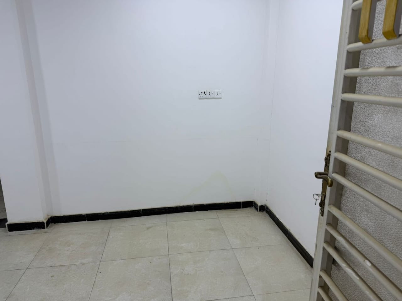 شقه الايجار المعقل شارع محطه قطار⚜️
تحتوي ع غرفتين منام وصاله مطبخ صحيات اجار600س ***********☎️
