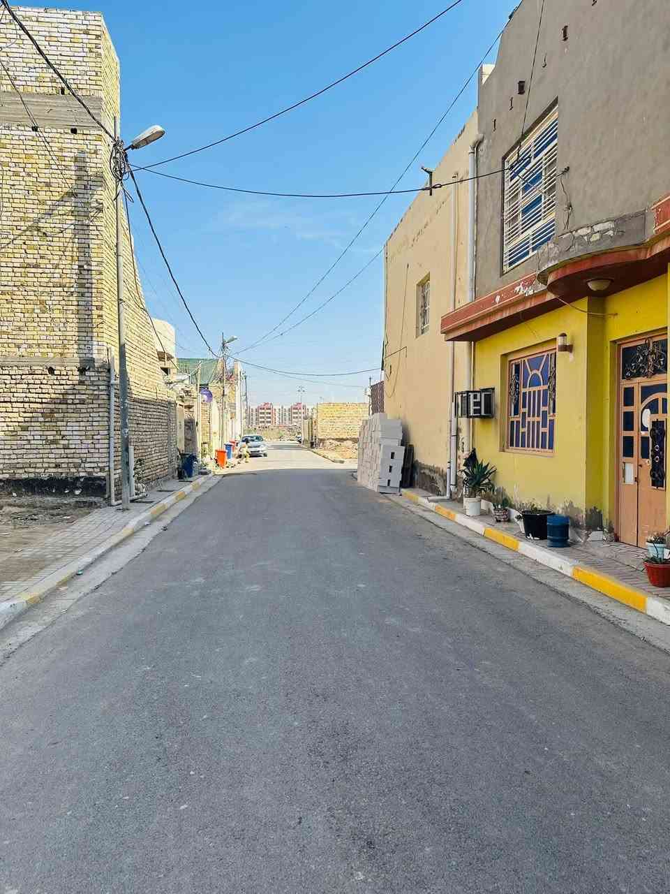 قطعة أرض للبيع....
حي الفرات قرب شركة حمورابي جهه شارع الصب 
المساحة 138 م الواجهه 6 م النزال 23 م 
 *********** مكتب المحنه للعقار
