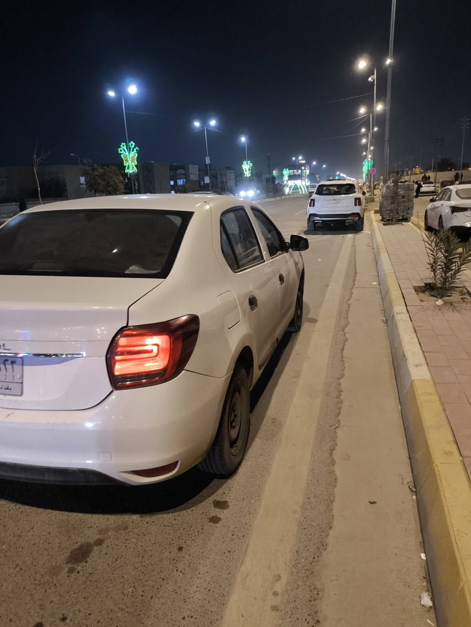 السلام عليكم رينو سنمبل 2020 
بيه فقط جاملغ الخلفي بي بارد وجاملغ امامي بدون تبديل
ماشيه 110حقيقي 
مواصفاته 
مانع انزلاق
تنبيه احزام الامان
شاشه 
رقم بغداد 
مكاني كربلاء الحر 
سعر 85وبيه مجال 
***********
