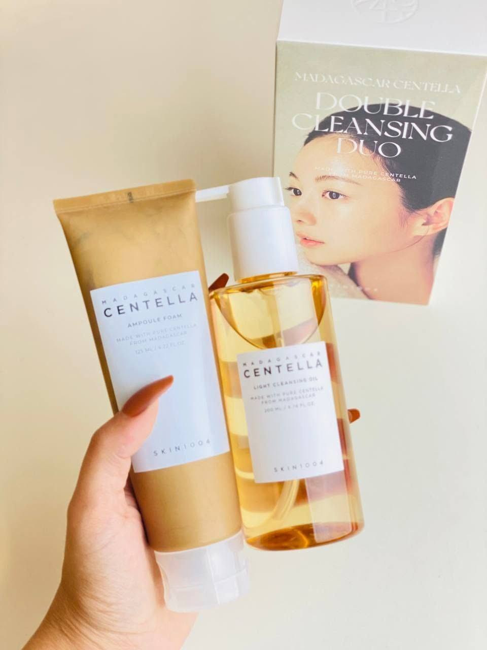 SKIN1004 Madagascar Centella Double Cleansing Duo هو مجموعة تنظيف كورية تتكون من منتجين لتنظيف البشرة على خطوتين
🌟 مكونات المجموعة:-
✔️غسول زيتي خفيف يزيل المكياج والشوائب والزيوت الزائدة وواقي الشمس دون أن يترك بقايا دهنية.

✔️غسول رغوي غني بـ 33% من مستخلص سنتيلا آسياتيكا (Centella Asiatica) لتنظيف عميق يزيل الأوساخ وبقايا المكياج المتبقية، مع تهدئة البشرة وتوفير الترطيب. 

✅الفوائد الرئيسية للبكج 
✔️تنظيف مزدوج فعال: تعمل المجموعة معًا على إزالة الشوائب المائية والزيتية بشكل كامل، مما يجعل البشرة نظيفة ومنتعشة.
✔️تهدئة وترطيب: يحتوي كلا المنتجين على مستخلص سنتيلا آسياتيكا من مدغشقر، المعروف بخصائصه المهدئة والمضادة للالتهابات، مما يجعله مناسبًا للبشرة الحساسة.
✔️مناسب لجميع أنواع البشرة: تم تصميم هذه المجموعة لتكون لطيفة وغير مهيجة، مما يجعلها مثالية للاستخدام اليومي، حتى للبشرة الحساسة أو المعرضة لحب الشباب.

#الاصلي المنشأ كوريا 🇰🇷💯

ــــــــــــــــــــــــ 
السعر 17 الف 
ــــــــــــــــــــــــ

🚘يوجد خدمة توصيل لجميع محافظات العراق ٤ الاف🚘
ــــــــــــــــــــــــــــــــــــــــــــــــــــــــــــــــــــــــــــــــــــــــــــــ 

#اكسبلور_فولو #الشعب_الصيني_ماله_حل😂😂 #العراق_السعودية_قطر_الامارات_الكويت_البحرين_اليمن_الخليج_سوريا_مصر_لبنان_الجزائر_تونس_المغرب_قطر_دبي


**إذا كنت صاحب هذا الإعلان وتريد حذفه لأي سبب، رجاءا أرسل رسالة إلى الدعم الفني**