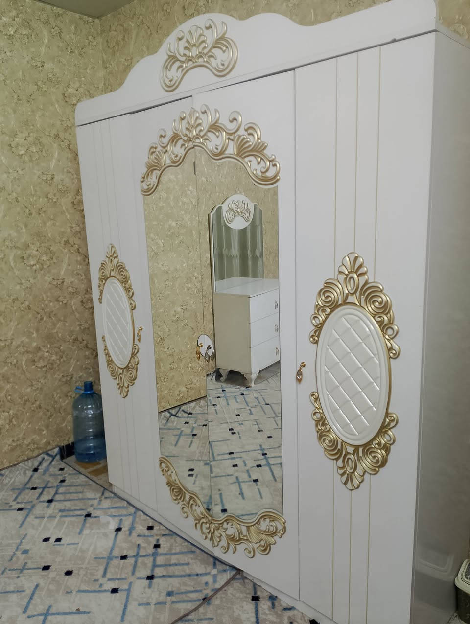 غرفه شبابيه للبيع نظيفه السعر 375لاستفسار***********
