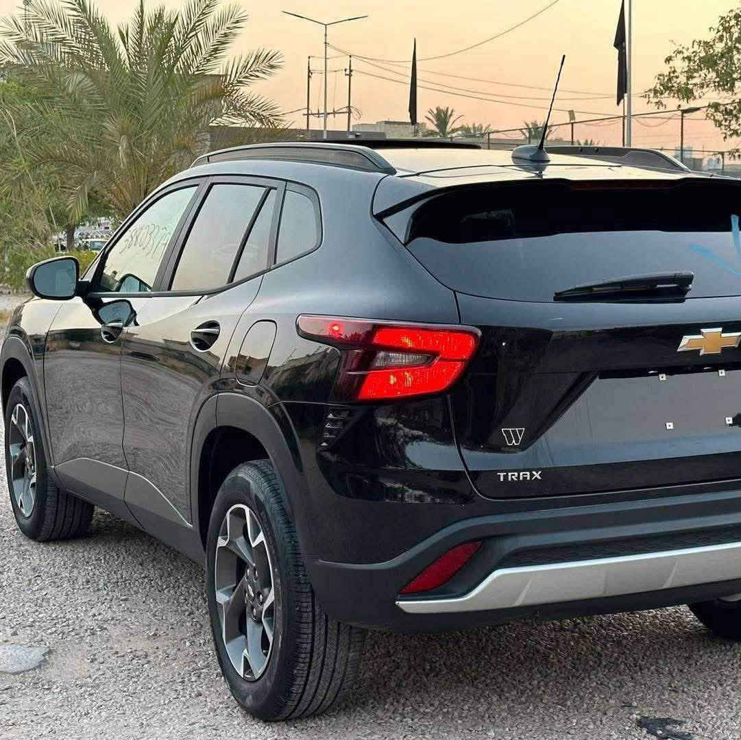 السلام عليكم
Chevrolet Trax موديل 2024 
ماشية 40000 الف 
حادثه موضح داخل المنشور 

* دعم Apple CarPlay وAndroid Autoلاسلكيًا.
* كاميرا خلفية.
* تشغيل السيارة بزر.
* مصابيح LED.
* نظام تثبيت السرعة 
    * التحذير من الاصطدام الأمامي.
    * المساعدة في البقاء داخل المسار.
    * التنبيه عند مغادرة المسار.
سياره حلوه أفول شي بالتراكس 
***********
السعر 155
