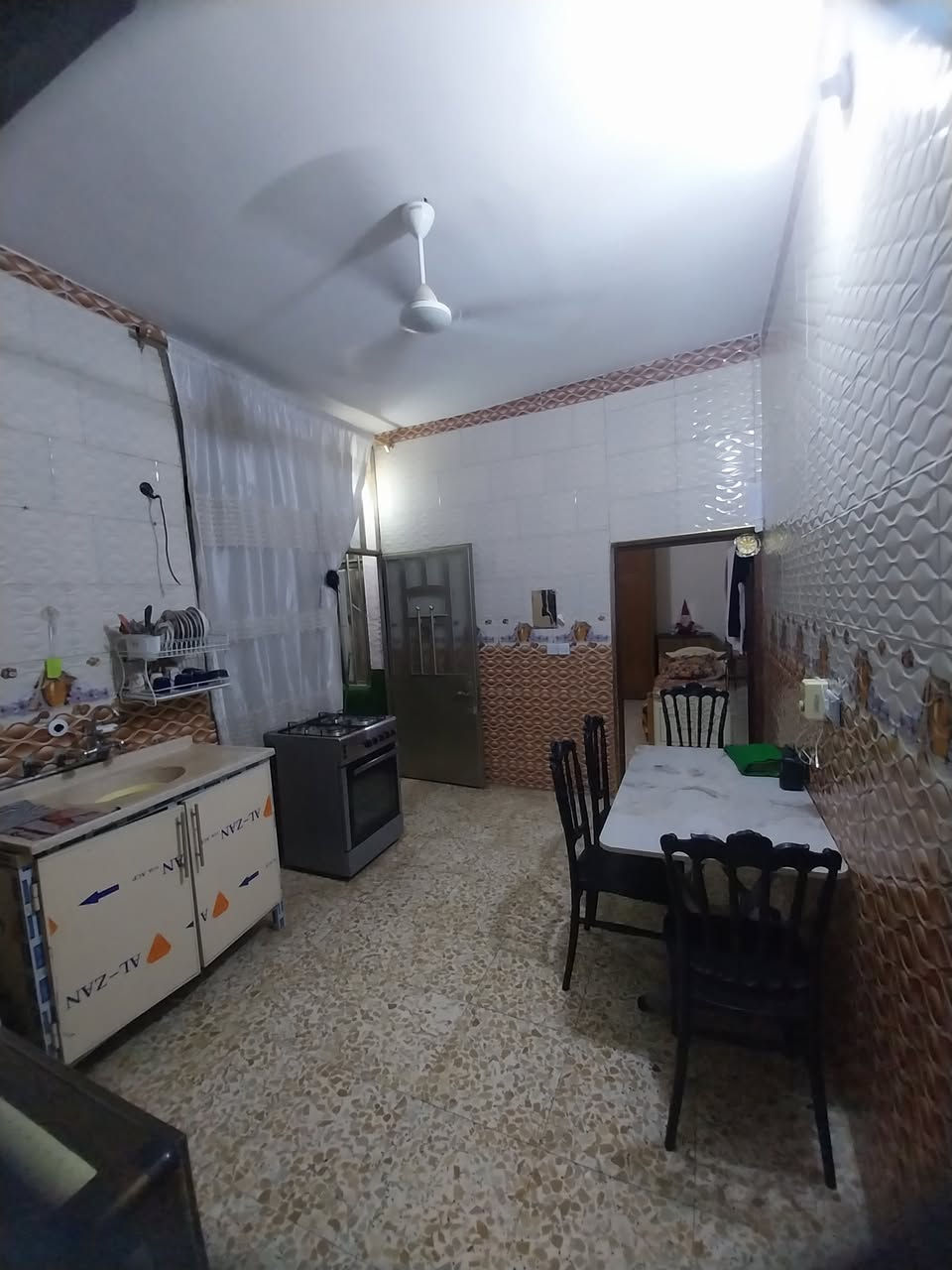 السلام عليكم بيت للبيع 100 متر قاط اونص 
العنوان مسقط شارع الشركة معمل الثلج 
***********
