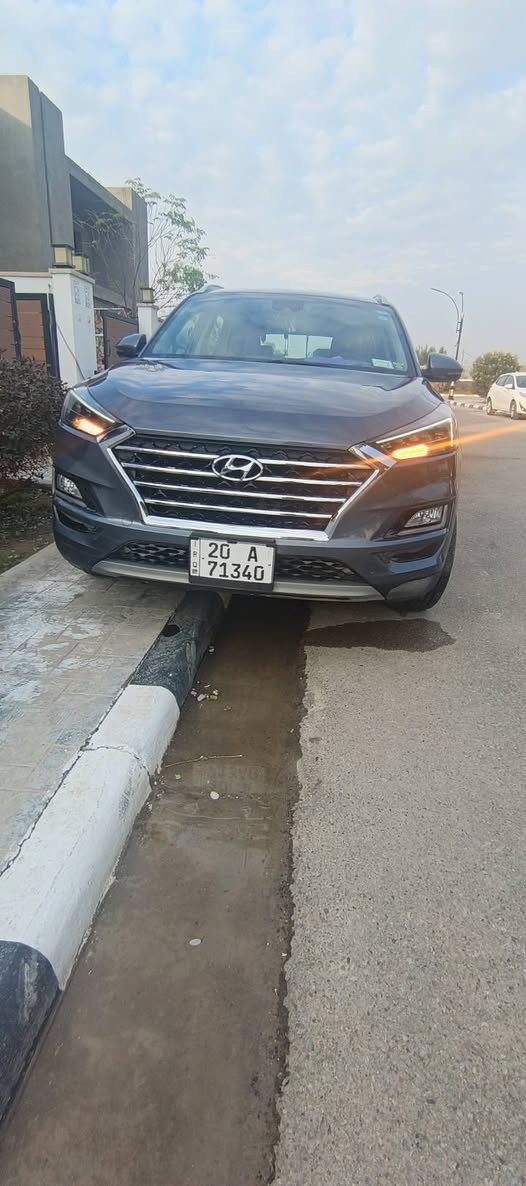 توسان 2021
_محرك 2500 وارد امريكي 
_ماشية 32 الف ميل حقيقي 
_ظربت امريكا الصندوق وراجع ع البارد وصبغ في امريكا المصنع 
_صارلها حادث في العراق الجاملغ الي جهة السايق ومتعدل ع بارد بكد كف الايد 
_طخه بسيطة في الجاملغ الايمن 
_ مع شخط  في الباب الايمن تقريبا  شبرين
السيارة حيل نظيفة صارلها سنتين عندي
الرقم ديالى 
التواصل ع الخاص او  ***********
