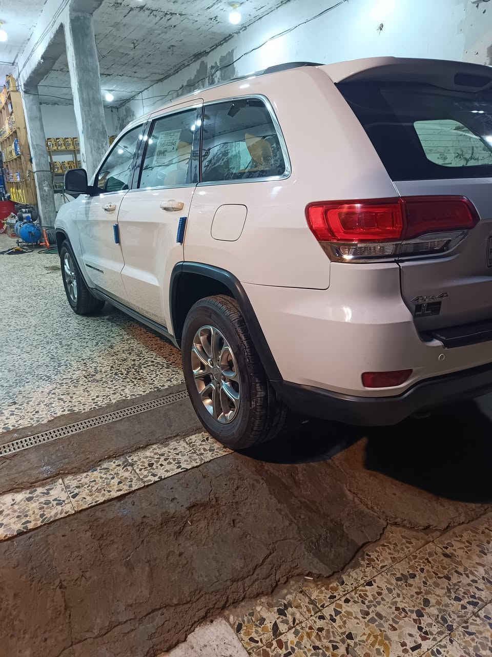 سلام عليكم جيب لاريدو خليجي ١٤ فول ما عده الجنطه مو شفط والباقي  فول رقم بغداد الجديد بسمي  مكاني ميسان الشراي ***********   أو  ***********
