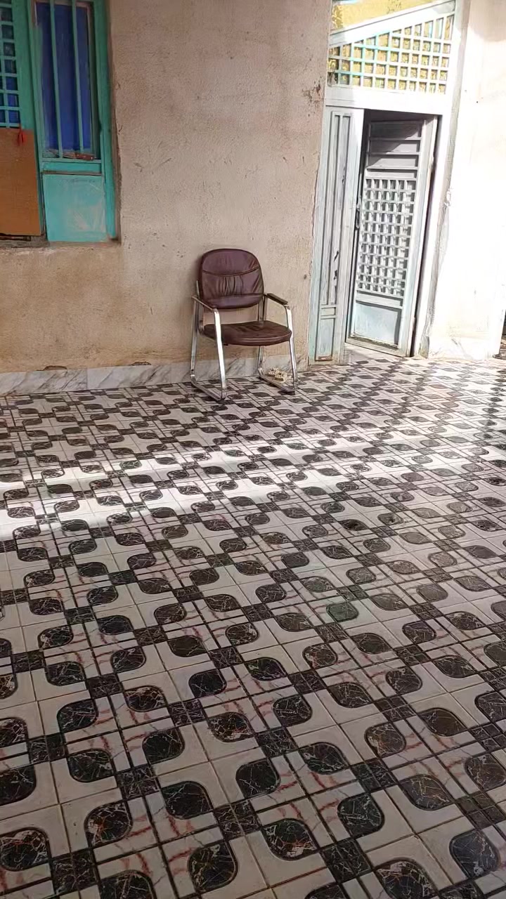 سلام عليكم دار للبيع مساحه 200م مكان قرب صيطرت الحاوي للستفسار ***********
