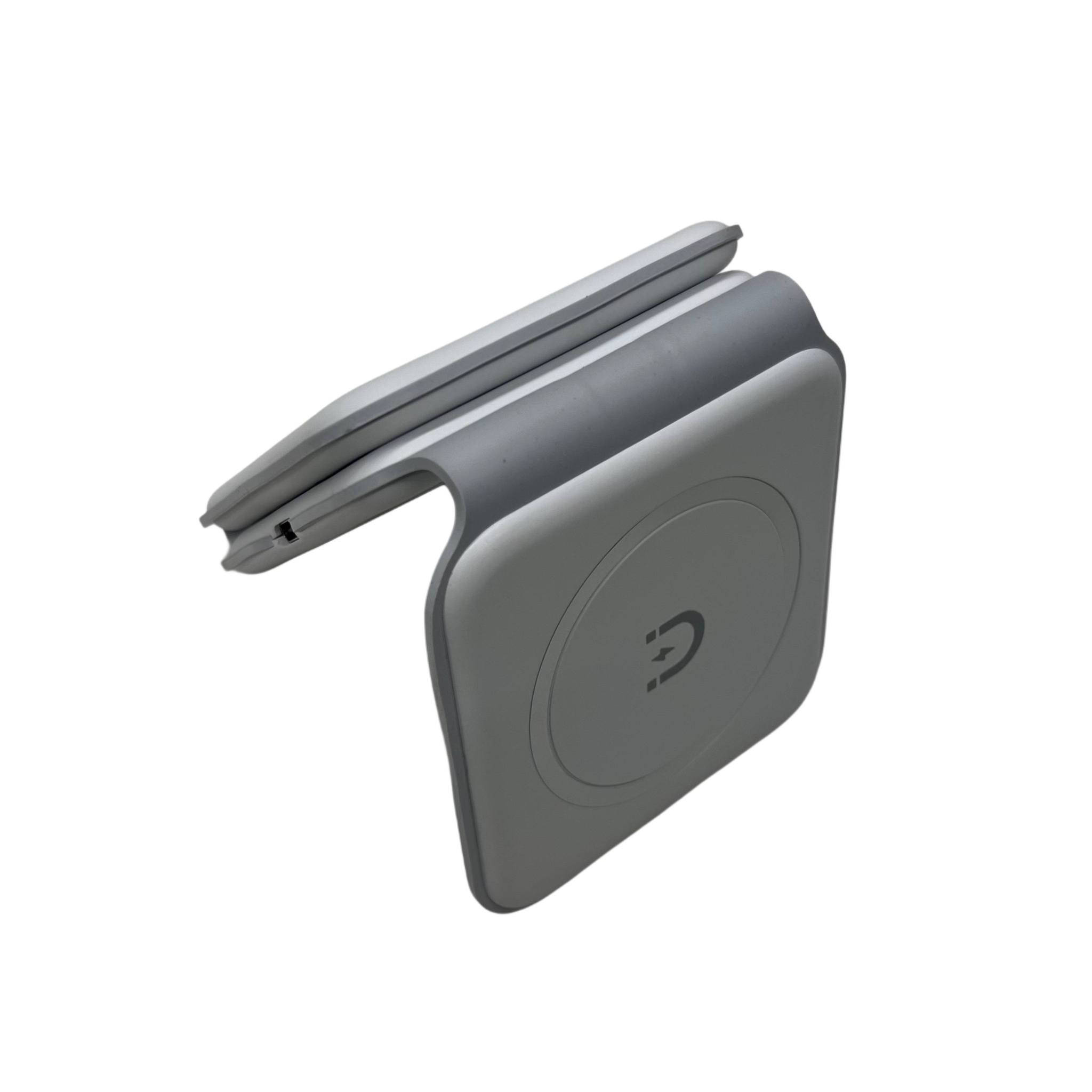 شاحن لاسلكي مغناطيسي 3 في 1 قابل للطي للآيفون و Apple Watch و AirPods
• شاحن لاسلكي مغناطيسي 3 في 1 مصمم لشحن الهاتف وApple Watch وAirPods في نفس الوقت بتصميم قابل للطي وسهل الحمل.

• تصميم ثلاثي مخصص لشحن الهاتف وApple Watch وAirPods في مكان واحد لتقليل الفوضى على المكتب أو الطاولة.

• يدعم الشحن المغناطيسي للهاتف حتى 15W مع مستويات طاقة متعددة (5W / 7.5W / 10W / 15W).

• منطقة شحن مخصصة لـ Apple Watch بقدرة 2.5W لضمان شحن الساعة بشكل مناسب.

• منطقة شحن مخصصة لـ AirPods بقدرة 3W متوافقة مع السماعات التي تدعم معيار Qi.

• تصميم قابل للطي والتحويل إلى وضع حامل ليعمل كستاند للهاتف أثناء الشحن.

• نوع المنتج: 3 in 1 Magnetic Wireless Charger
• المواد: ABS + Silicone
• الأبعاد: 247 × 74.5 × 7.5 مم
• الواجهة: USB-C
• مدخل الطاقة:
 • 9V / 2A
 • 12V / 2A

• خرج شحن الهاتف:
 • 5W
 • 7.5W
 • 10W
 • 15W

• خرج شحن Apple Watch: 2.5W
• خرج شحن AirPods: 3W

• التوافق: يدعم الهواتف وAirPods وApple Watch التي تدعم معيار Qi.

محتويات العلبة:
• شاحن لاسلكي مغناطيسي 3 في 1
• كابل شحن USB-C
• دليل الاستخدام
• علبة التغليف


**إذا كنت صاحب هذا الإعلان وتريد حذفه لأي سبب، رجاءا أرسل رسالة إلى الدعم الفني**