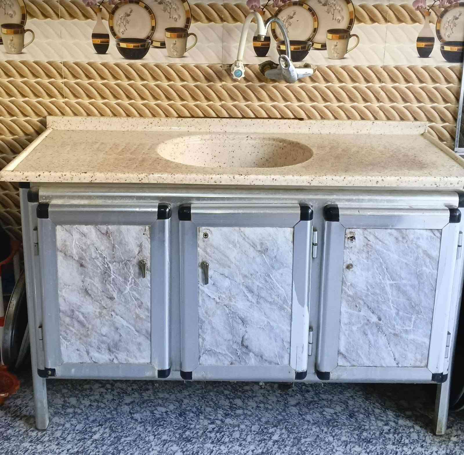 كاونتر المنيوم السنك مرمر الطول 2متر معه  طباخ كرياز  بس شويه تعبان معه ساحبه السعر 150الف ***********0×*********** كربلاء  حي القدس
