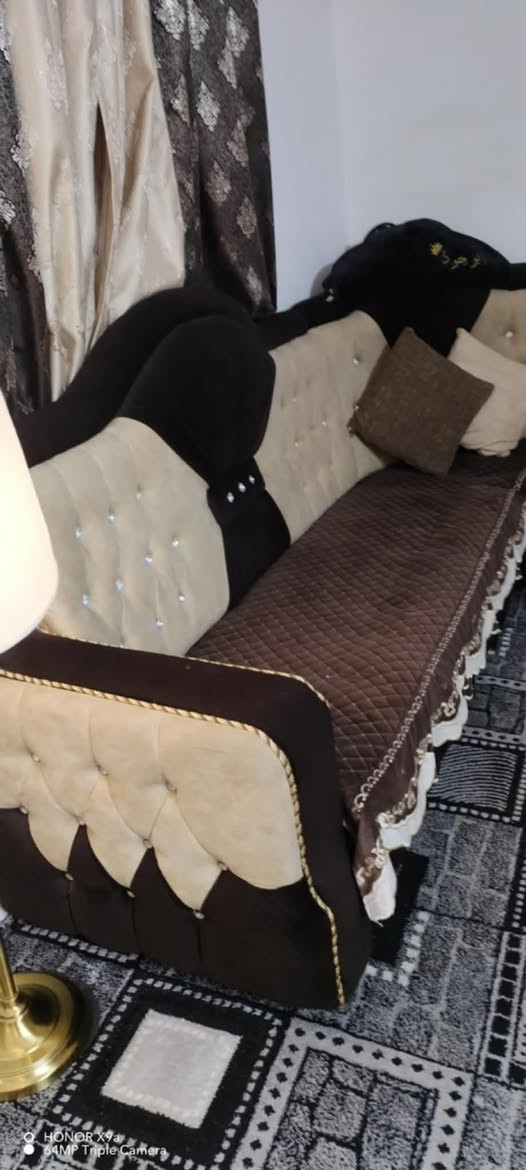 للبيع ديوان عراقي 9 أمتار نظيف مابي اي كسر 
    السعر 550 الف 
  المكان حي صدام


**إذا كنت صاحب هذا الإعلان وتريد حذفه لأي سبب، رجاءا أرسل رسالة إلى الدعم الفني**