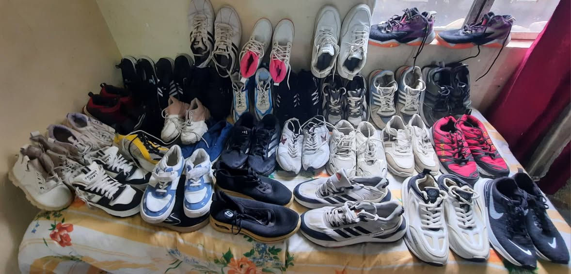 احذيه مستخدمة تقريبا( ٥٠ )قطعه سعر الزوج( ٢٠٠٠) (الفين) دينار أحجام من أصغر حجم إلى ٤٥  العنوان بغداد المعامل منطقة الباويه مقابل حسينية الرسول الأعظم للتواصل ***********( لايوجدتوصيل )
