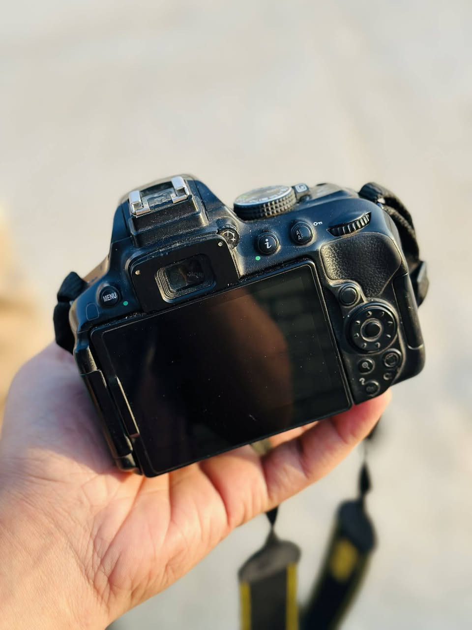 للبيع  كامره نيكون ٥٣٠٠ دقه وصوره 
شاحنه +رام +جنطه +عدسه ٥٥
+حزام  ((مكان شطره)) 
***********
