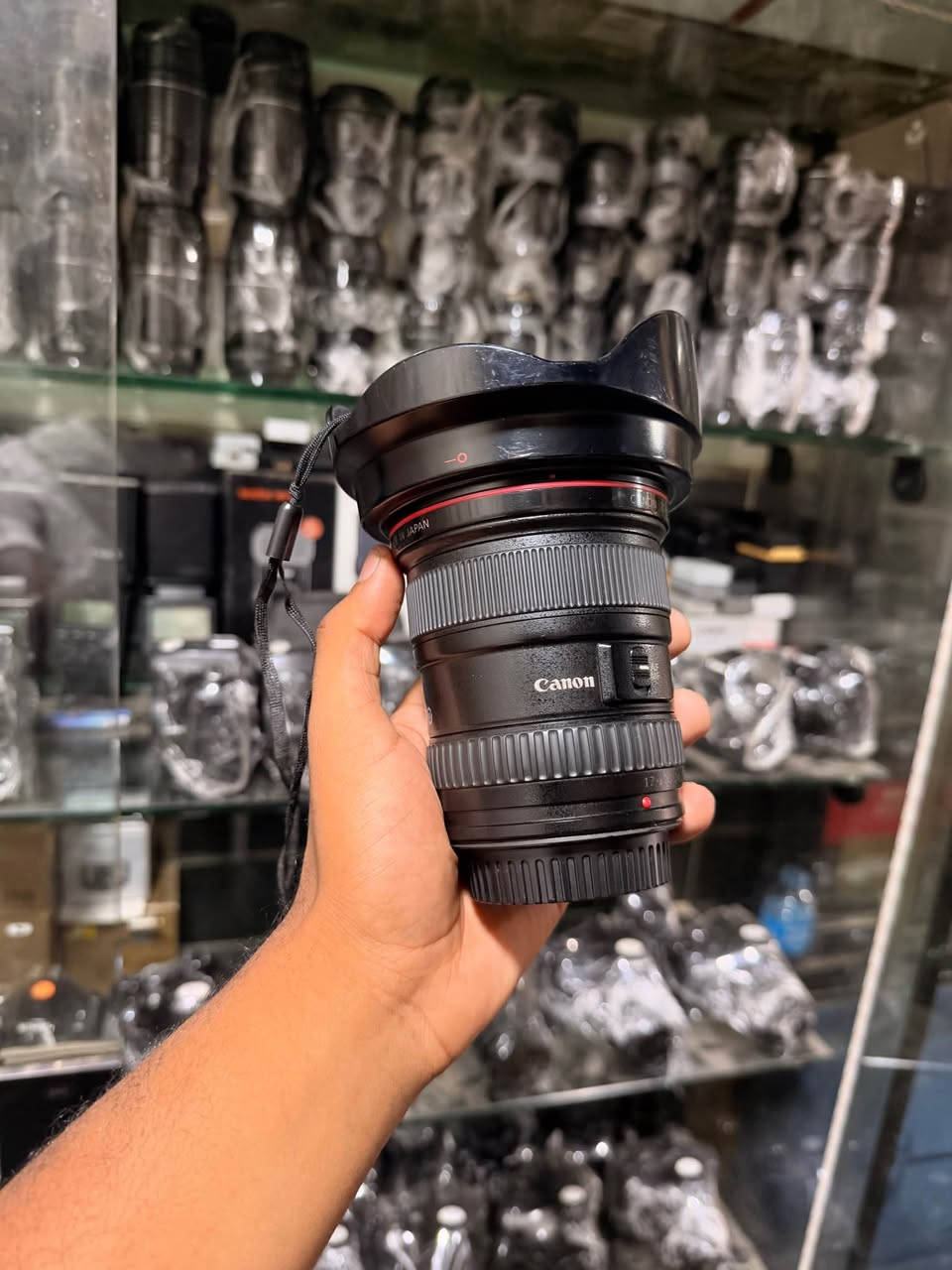 🌟 **عروض مميزة من Zoom Store
علي عدسه  17-40 canon
📷 **حالة العدسة**: ممتازة (زي ما واضح في الصور).  
✅ تشمل الكابات الأمامية والخلفية،

💰 **السعر**: [10 الف] جنيه.

📞 للتواصل: 0⃣1⃣1⃣0⃣0⃣5⃣3⃣4⃣8⃣7⃣3⃣

**لا تفوت الفرصة، احصل على عدستك الآن!** القاهرة, مصر


**إذا كنت صاحب هذا الإعلان وتريد حذفه لأي سبب، رجاءا أرسل رسالة إلى الدعم الفني**