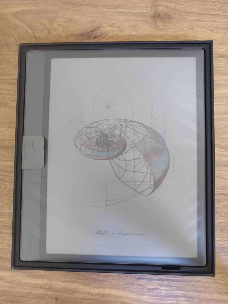 للبيع: قارئ إلكتروني BOOX Note Air4 C (بديل متقدم لـ Kindle / كندل)
جهاز BOOX Note Air4 C، وهو قارئ إلكتروني (E-Ink eReader) احترافي مناسب لقراءة الكتب وملفات PDF وكتابة الملاحظات بالقلم. الجهاز يعتبر خيارًا متقدمًا لمن يريد تجربة قراءة مثل Kindle (كندل) ولكن مع مزايا أكثر مثل دعم التطبيقات والذكاء الاصطناعي.

 أهم المميزات:

شاشة E-Ink Kaleido 3 ملوّنة بحجم 10.3 إنش مريحة جدًا للعين وتشبه الورق الحقيقي

مثالي لقراءة الكتب الإلكترونية وملفات PDF والأبحاث والمستندات الطويلة

يدعم الكتابة بالقلم مباشرة على الملفات وملفات PDF

إمكانية تظليل النصوص وإضافة الملاحظات أثناء القراءة

ميزات ذكاء اصطناعي (AI) مثل:

تلخيص النصوص

ترجمة النصوص

المساعدة في تنظيم الملاحظات

يدعم العديد من الصيغ:
PDF – EPUB – MOBI – DOC – TXT وغيرها

إضاءة أمامية قابلة للتعديل للضوء الدافئ والبارد للقراءة ليلاً ونهارًا
بطارية تدوم لفترة طويلة مقارنة بالأجهزة اللوحية العادية
تصميم نحيف وخفيف مناسب للدراسة والقراءة الطويلة

 الحالة:
 جديد

 المحتويات:
الجهاز
القلم الأصلي
الكابل
الغلاف الأصلي (Cover)

 يوجد توصيل لجميع مناطق العراق شرط الفحص
تواصل خاص او واتس ***********
