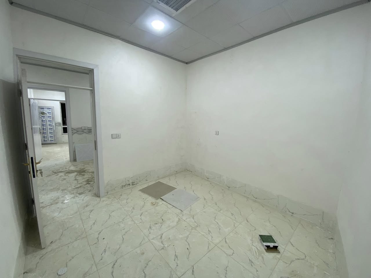 بەناوی خوای گەورە
خانو بۆ فرۆشتن

🔴كۆدی ڕیكلام🔺 2000
 كەلار گەڕەكی حەمرین 

🟣ڕوبەری ئەم. خانوە 105 مەترە
7/ 15
 
🟢خانوەكە تازە دروست كراوە
ماڵی تیا نەچوە

🟢عەرزی بیناكە هەمو كاشیە
مەتبەخو مشتەمەلات و مەتبەخی گەرمی تاوەكو سەقف كاشیە

🟢دەرگای ژورەكانی داری توركیە
دەرگاو پەنجەرەی دەرەوەی پلاستی نەخش دارە
🟢دەكتی موبەریدەی مەركەزی بۆهەمو ژورەكان ڕاكێشراوە

🔴ژورەكـانی ئـەم خـانوە پـێـك دێـت لە

🔵دوو ژوری نوستن
🔵میوان
🔵مەتبەخ
🔵هۆڵێكی گەورە
🔵مەتبەخی گەرم. 
🔵حەوشێكی گەورە

🔹🔹🔹🔹🔹🔹🔹🔹🔹🔹🔹

🟢كۆڵانی فراوانە
🟢نزیكە لەجادەی گشتیەوە
 🟢بە مەوادی كوالێتی بەرز دروست كراوە

🟣لەقوتابخانەوە نزیكە
🟣كۆڵانی مەجاری كراوە
🟣تاكو بڵێی جوانەو ماڵی دۆستە
🟣نرخی گونجاوە و كەمتر لەنرخی ڕاستەقینەی خۆی ئەیفرۆشین

🟢بۆزانیاری زیاتر
زانینی نرخ
بینینی خانوەكە
هەرپرسیارێك دەربارەی  موڵك كڕین. فرۆشتن ڕێنوینی و نێوەندگیری 
نوسینگەكەمان نوسینگەی کوردستان لەخزمەتی ئێوەی بەڕێزدایە

***********
***********

🟢عەقدی بڕواپێكراومان هەیەو هەر مۆڵكێك بكڕین یان بفرۆشین تەواوی وردەكاری  موڵكەكە ئەخەینە ڕوو

🟢تۆی بەڕێز گەر خوازیارت كڕینیان فرۆشتن. یان. بەكرێدان و بەكرێگرتنی هەر موڵكێكی
خانو  باخ عەرزە مەغزەن شوقە  زەوی زراعی
كارەكەت بەئێمە بسپێرە   
ناونیشانی نوسینگە

🟢كەلار گەڕەكی حەمرین  تەنیشت شاری پزیشكی گەرمیان و بەنزین. خانەی شار ئۆیڵ

سەر جادەی كفری.  

نوسینگەی کوردستان

***********
***********
