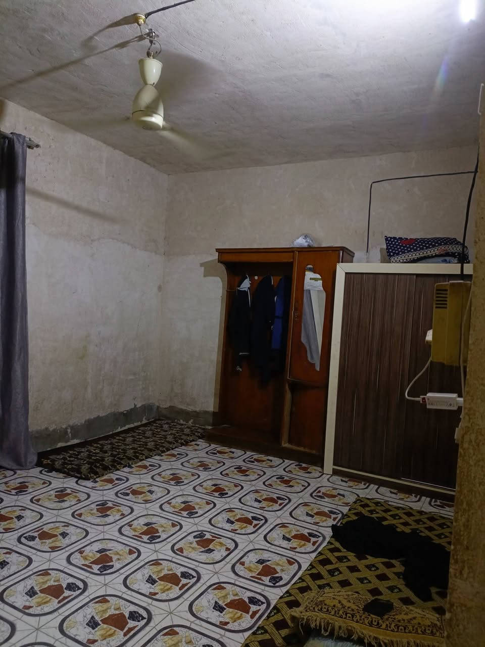 السلام عليكم بيت للبيع المساحة 150 الموقع الباشيه اصلاح زراعي يتكون من غرفتين صاله مطبخ استقبال السعر 25 للاتصال على الرقم ***********

