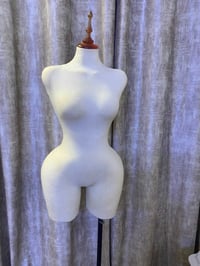 مليكانه نحت خياط تفصيل قياسها ٤٢  سعرها ٦٥  للتواصل 07705038521