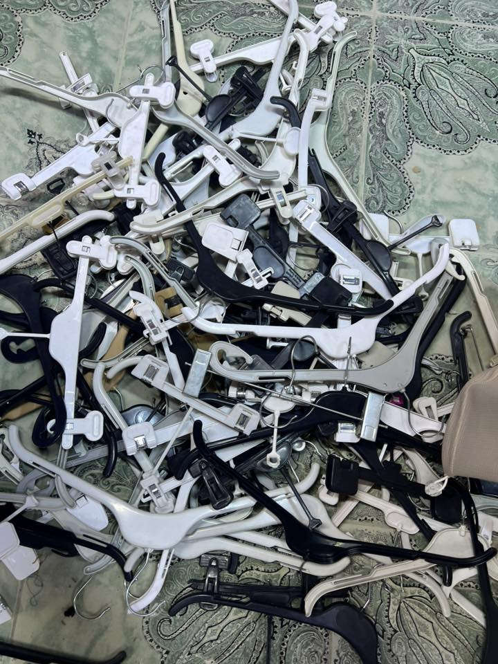 عندي من هاي التعاليك كمية يطلع بيهن شليف كامل ماعرف عددهن هواي ***********
