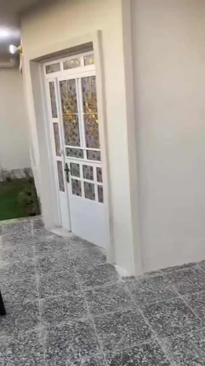 سلام وعليكم بيت كامل ثلاث غرف نوم ويا مطبخ واستقبال كبير ومنور داخلي وكراج كبير المساحة ٢٠٠ متر قرب الملجأ سند اصفر السعر ٧٥ وبي مجال ***********
