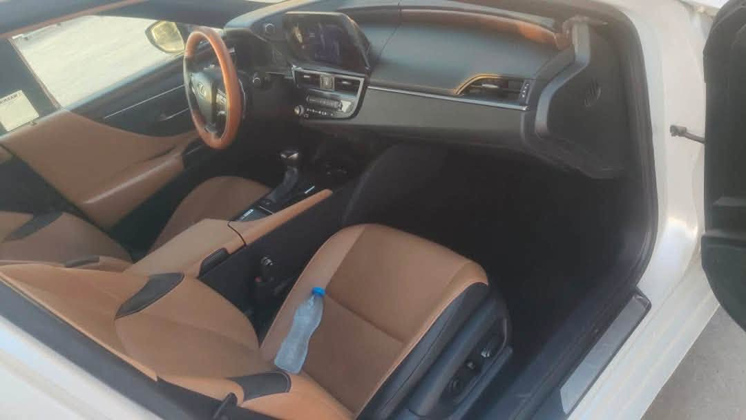 للبيع فقط (بدون مراوس) 🚗
نوع السيارة: لكزس ES300h هايبرد
الموديل: 2023
الرقم: بغداد (باسمي تحويل مباشر)
المسافة المقطوعة: 94 ألف كم
✨ الحالة والمواصفات:
 البودي: صبغ بنيد مبدل فقط، والباقي كفالة عامة من الصبغ.
 الضرر: حادث موضح بالصور، بدون إيرباج (الإيرباجات كلها سليمة).
 تعديل بارد: شبر (حوالي 15 سم) جوة قبق البنزين فقط.
 المكانيك: برغي ما مفتوح بيها، كلشي على البلاد.
 الجاهزية: ما بيها أي نقص، (حدادية، كير، محرك، تبريد، تايرات) كلها بحالة ممتازة وجاهزة للأونص.
 المواصفات: فول مواصفات موضحة بالصور.

💎 السيارة جديدة بمعنى الكلمة، والمعاينة خير برهان.

💵 السعر: 270 ورقة (وبي مجال بسيط للطيبين).
📍 المعاينة: تجي وتشوف بعينك وتفحص وين ما تحب.

*********** تواصل فقط على رقم تلفون
